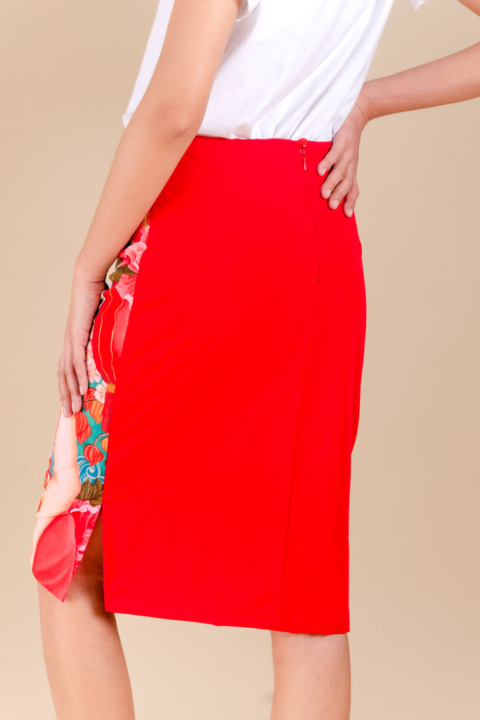 BELOWTHEKNEEREDMOON-RED-BACK Below the knee pencil cut skirt with front print and plain color at the back